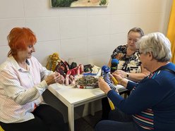 Seniorki z Łodzi uszyły maskotki dla chorych dzieci