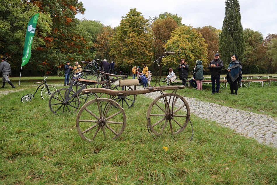 Pokaz rowerowy w parku Julianowskim