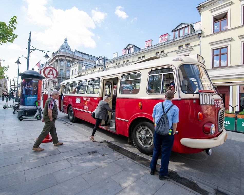 Łódź. Łódzkie Linie Turystyczne rozpoczęły sezon! Zwiedzaj Łódź zabytkowym tramwajem lub autobusem