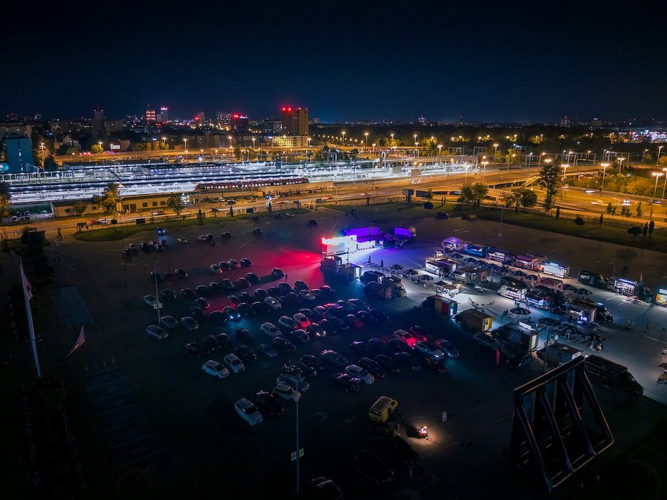 Łódź. Motopolówka przy Atlas Arenie w Łodzi. Dobre kino prosto z samochodu