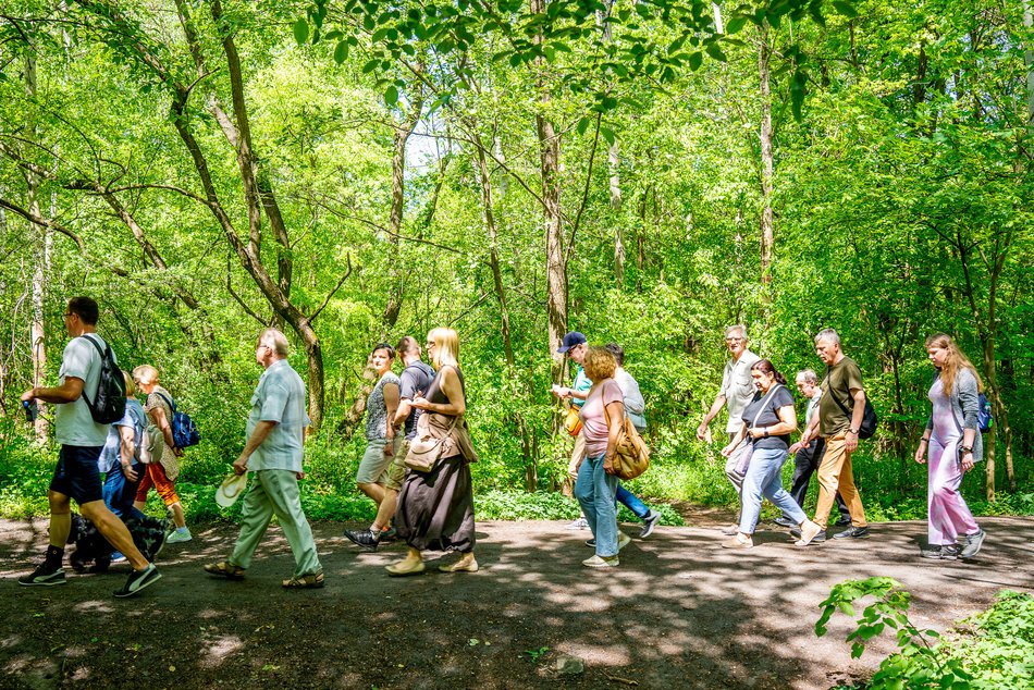 grupa ludzi spaceruje w naturze