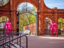 Różowe figury umiejscowione przy bramie prowadzającej do Manufaktury