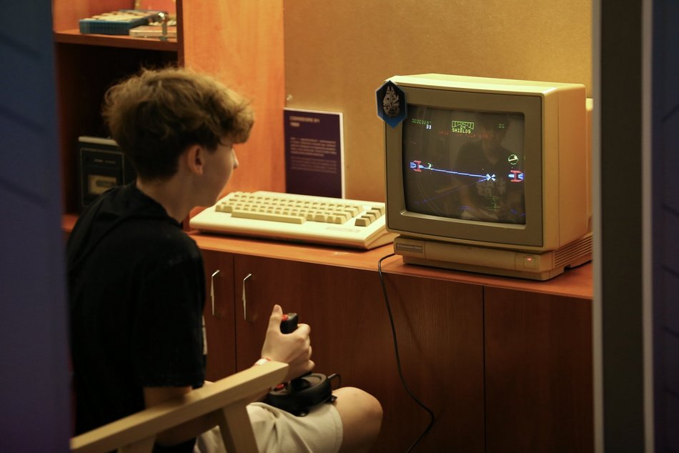 ludzie grają w grę planszową