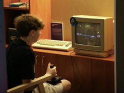 ludzie grają w grę planszową