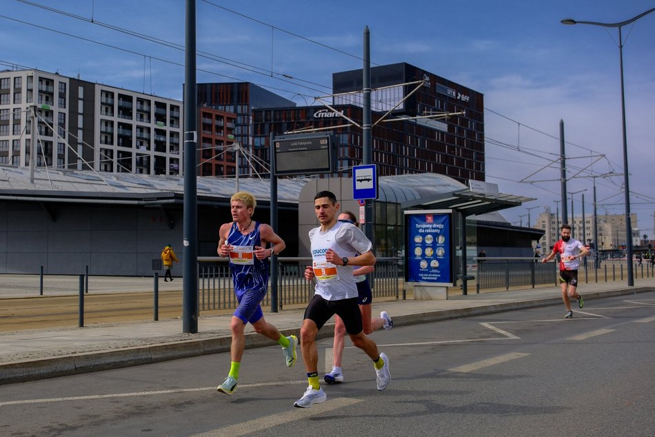 Łódź. DOZ Maraton Łódź 2026. Brałeś udział w biegu? Odszukaj się w galerii i zapisz na pamiątkę!