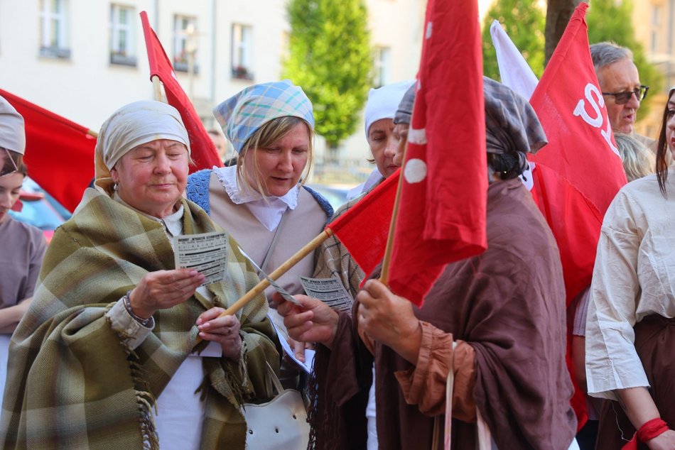 Marsz robotników podczas festiwalu REwolucja w Łodzi. Inscenizacja aktorów Teatru Chorea