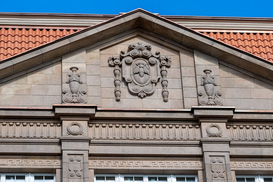 Łódź. Kamienica Siemensa w Łodzi odsłoniła elewację. Zegar, ażurowe balustrady, balkony i więcej