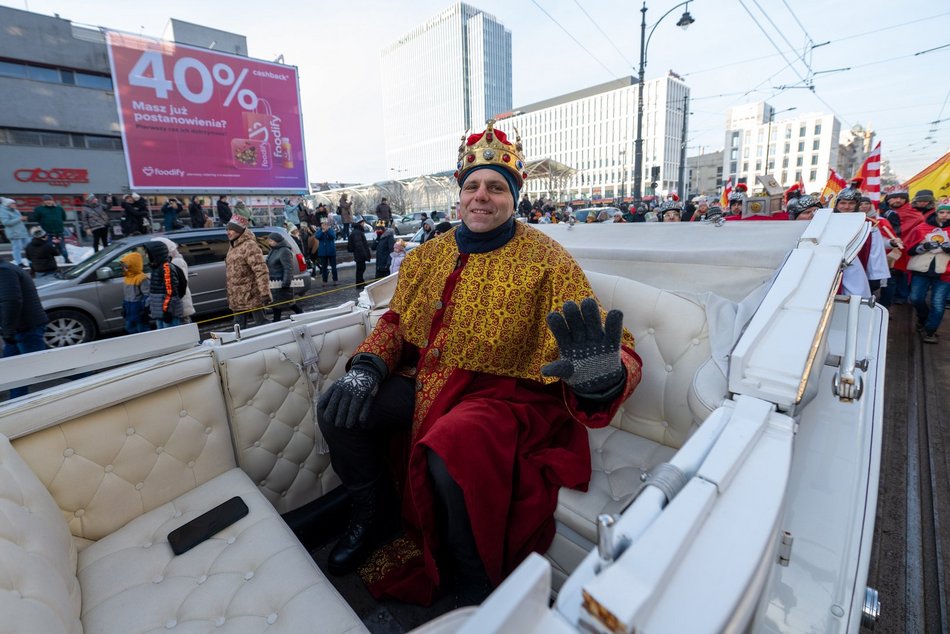 Łódź. Orszak Trzech Króli przeszedł ulicami Łodzi. Radosny pochód przyciągnął tłumy