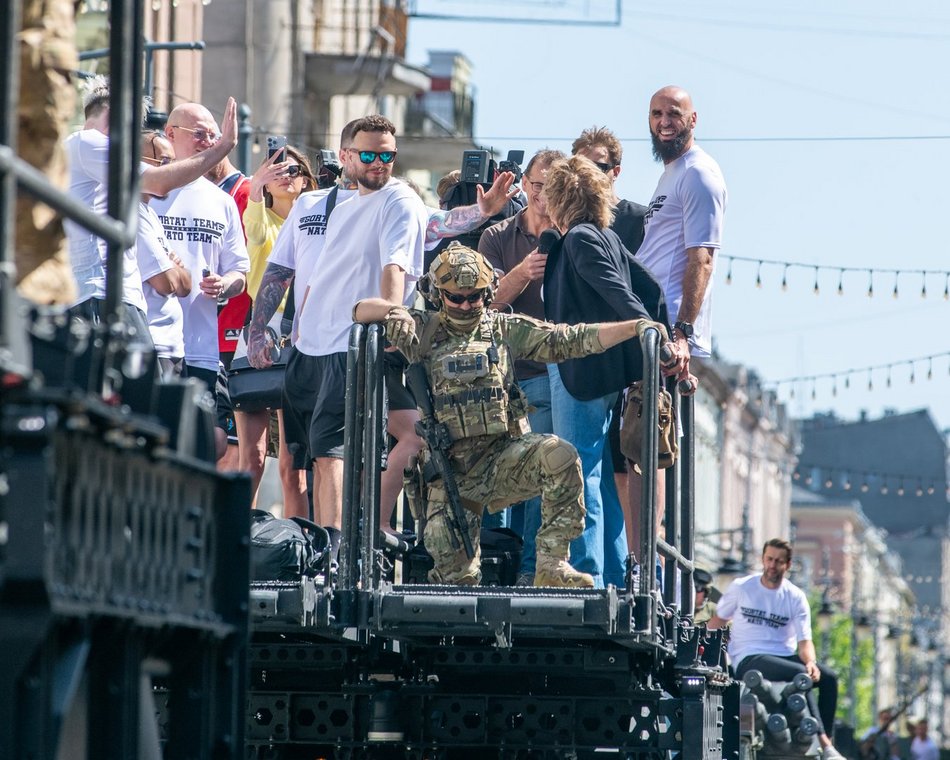 Wielka parada przed meczem Gortat Team vs NATO. Celebryci, żołnierze i sprzęt wojskowy