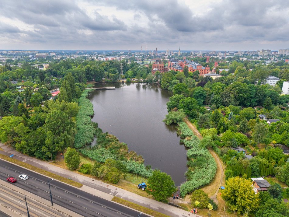 Łódź. Staw przy Przędzalnianej w Łodzi w trakcie czyszczenia. Tam będzie jeszcze piękniej!