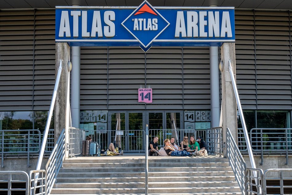 Tłumy fanek Louisa Tomlinsona przed Atlas Areną