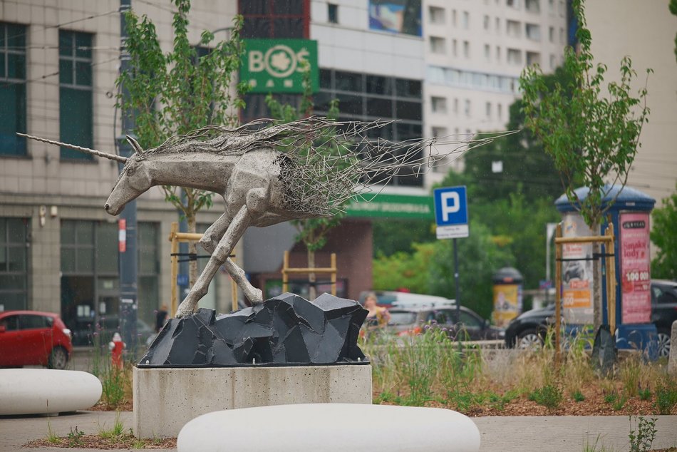 Plac przy kawiarni Starbucks w centrum Łodzi odżywa! Tyle tam zieleni!