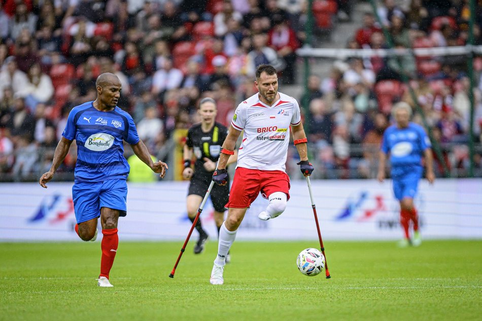 Łódź. Mecz Gwiazd w Łodzi. Na murawie Boniek, Krzynówek, Krychowiak