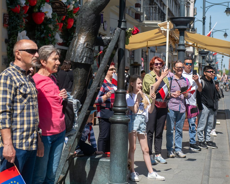 Łódź biało-czerwona. Ulicami miasta przeszedł marsz z okazji Dnia Flagi Rzeczypospolitej Polskiej