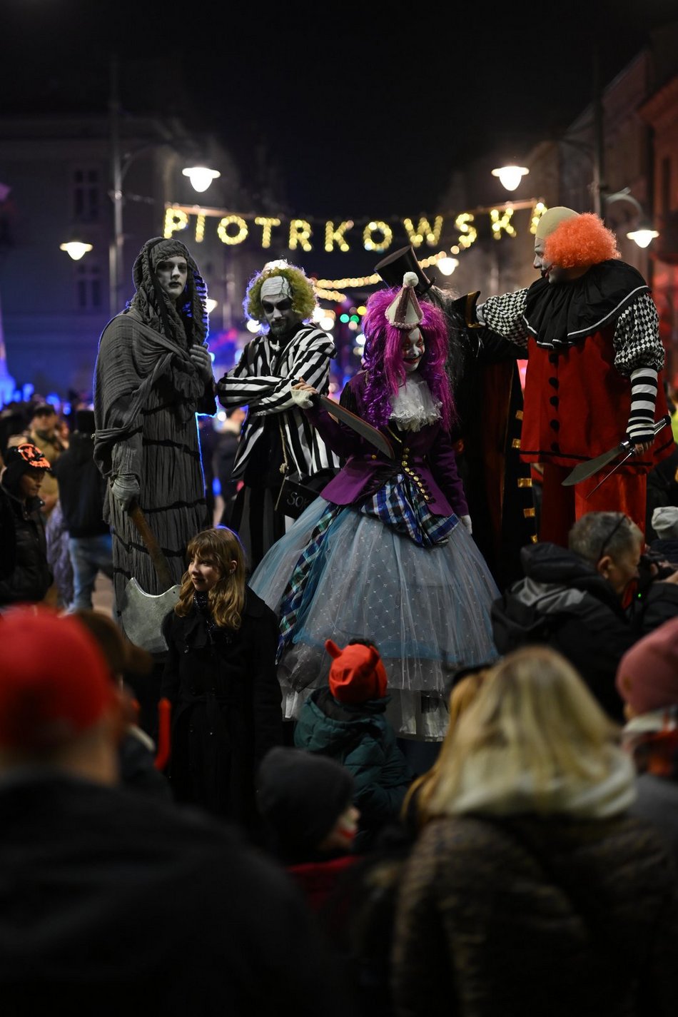 Łódź. Halloweenowa parada przeszła Piotrkowską w Łodzi. Tłumy duchów, czarownic i zombie!