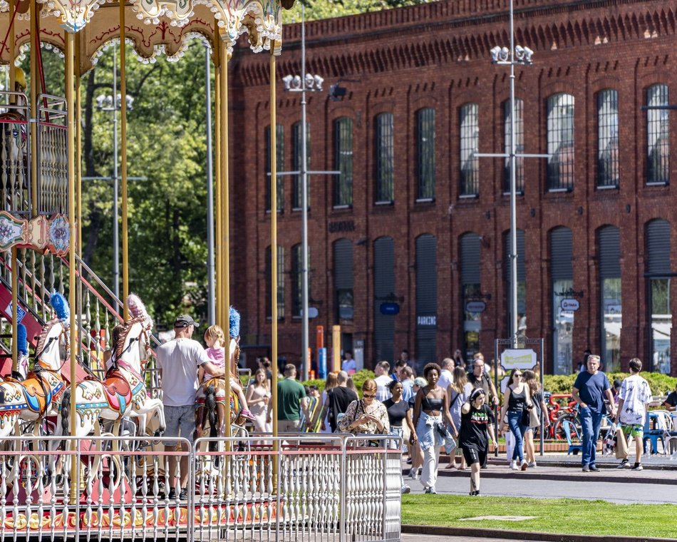 ludzie w centrum miasta