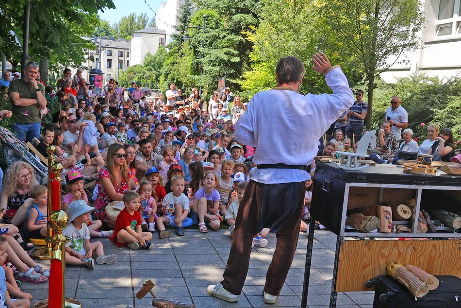Baśniowa Piotrkowska w Pasażu Róży skradła uwagę dzieci. Tłumy na spektaklu