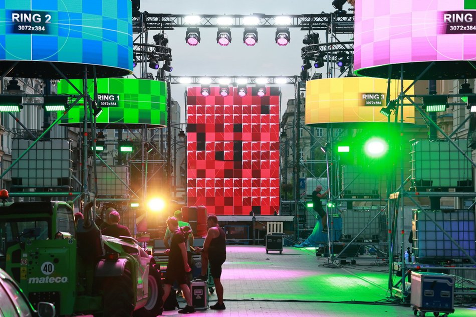 Łódź. Parada Wolności 2025 w Łodzi tuż tuż. Zobacz, jak powstaje scena przy placu Wolności [ZDJĘCIA]