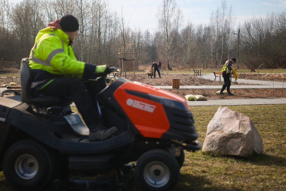 Łódź. Wiosenne porządki w Parku na Janowie. Tak Łódź dba o zieleń po zimie!