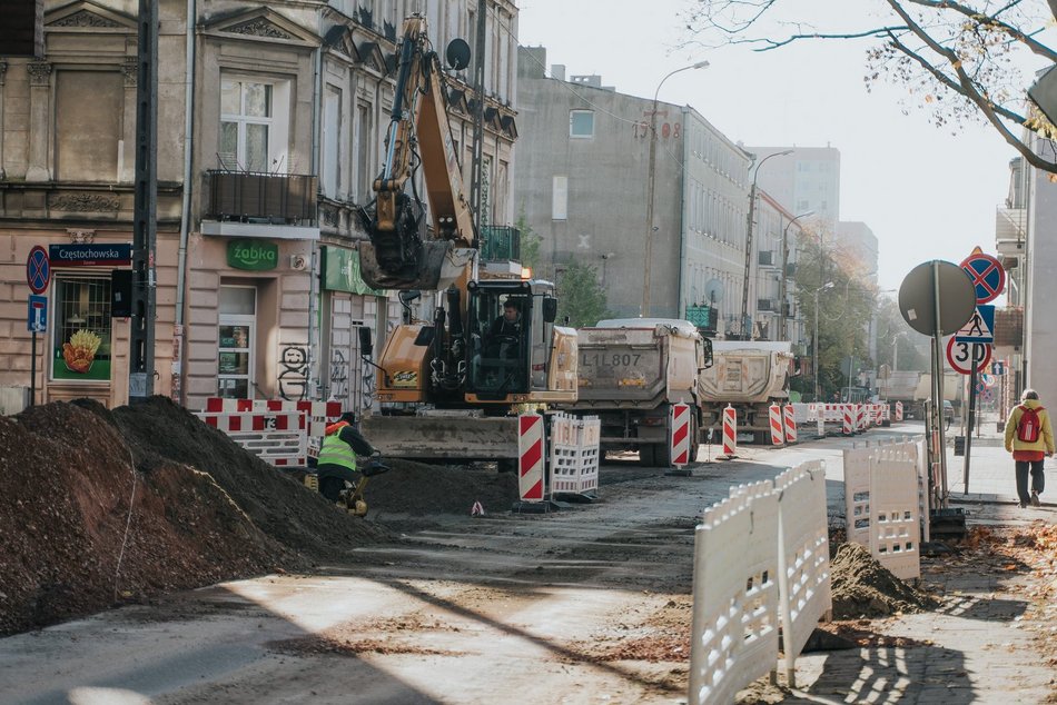 Remont Przędzalnianej w Łodzi nabrał tempa. Zerwali już połowę jezdni