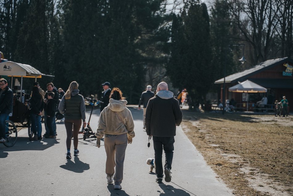 Łódź. Dobra pogoda w Łodzi sprzyja spacerowaniu! Tłumy w Parku na Zdrowiu w Łodzi