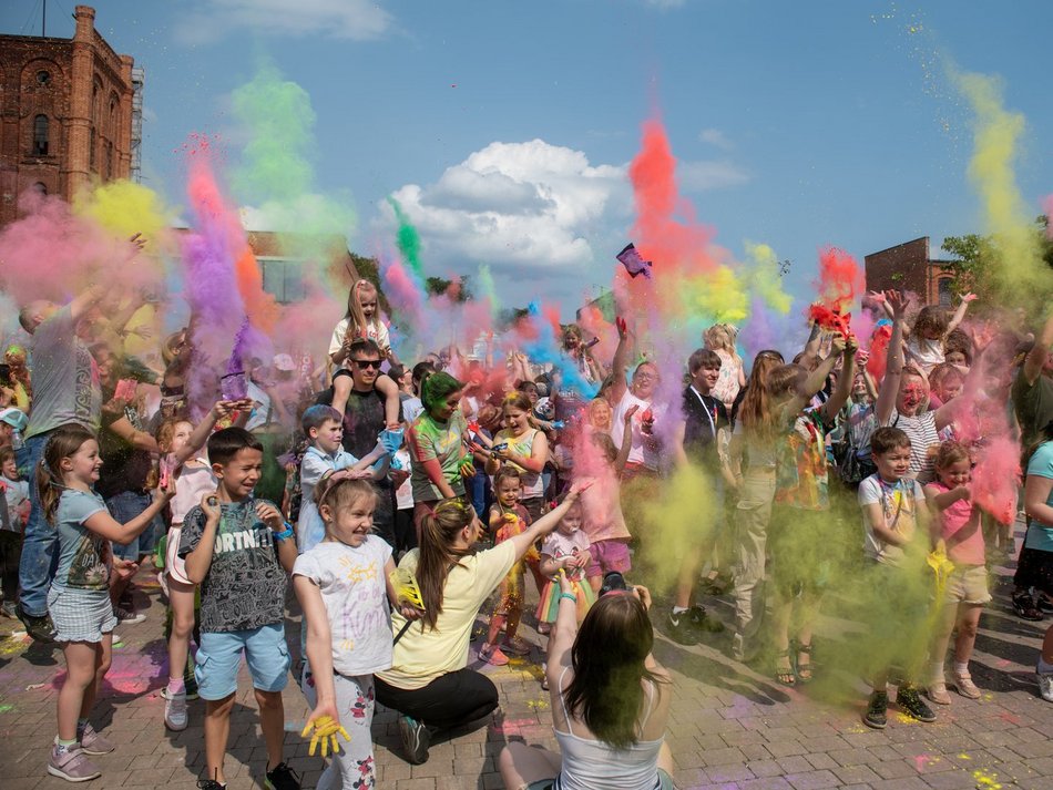 Łódź. Święto Kolorów w Ogrodach Geyera w Łodzi. Świetna zabawa i mnóstwo uśmiechu