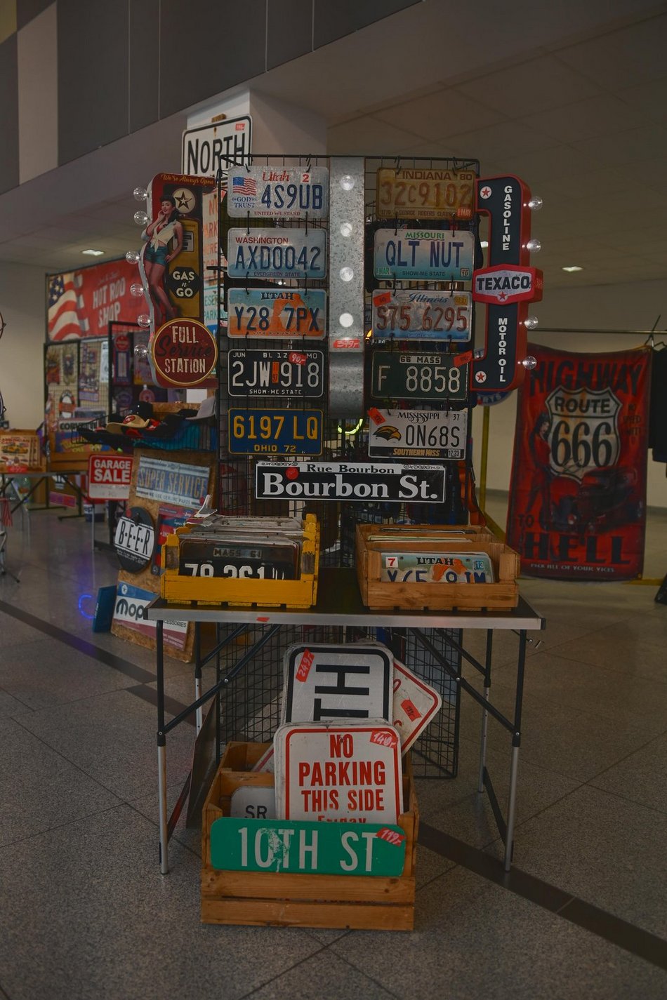 Łódź. Łódzkie Targi Motoryzacyjne w hali Expo Łódź. Klasyki, auta przyszłości, dealerzy i więcej