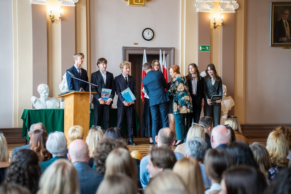 Łódź. Zakończenie roku szkolnego w III Liceum Ogólnokształcącym w Łodzi