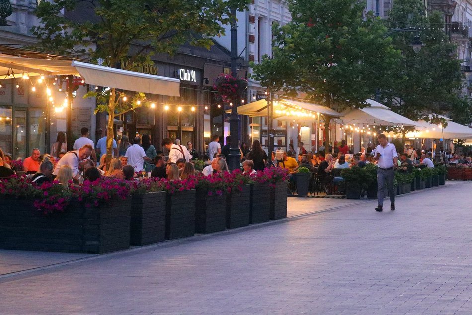 Tłumy na ulicy Piotrkowskiej w Łodzi