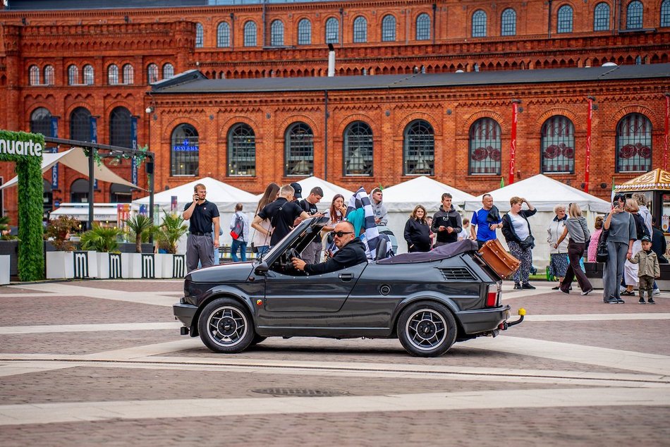 Łódź. Parada maluchów w Manufakturze! Kultowe fiaty 126p ciągle w modzie