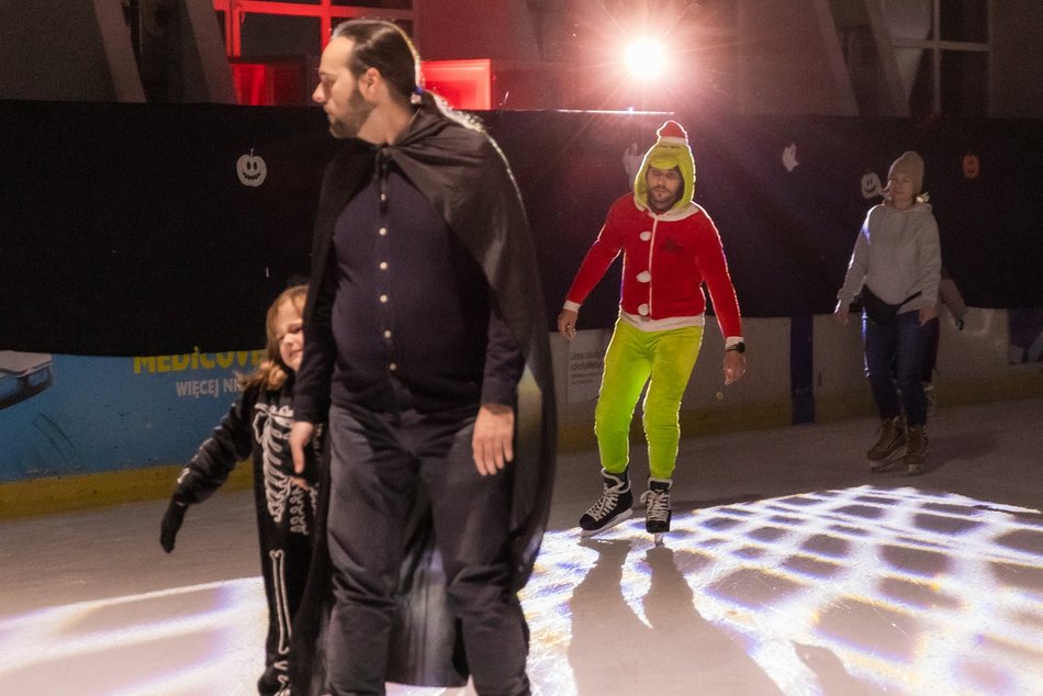 Łódź. Halloween na lodowisku Bombonierka w Łodzi. Królestwo duchów i zjaw na lodzie