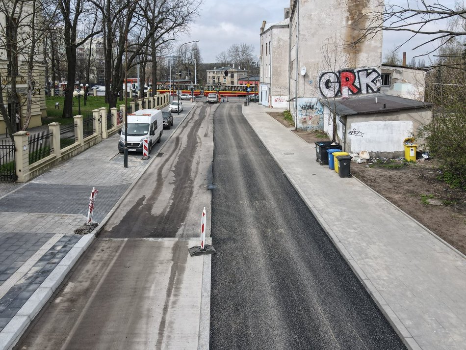 Leją asfalt na Bednarskiej. Koniec prac planowany przed majówką.