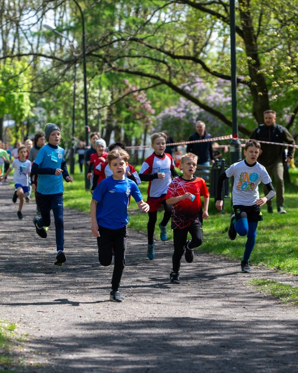 Łódź. XVII Bieg Olimpijczyków w parku Baden-Powella. Rywalizowali uczniowie szkół w Łodzi