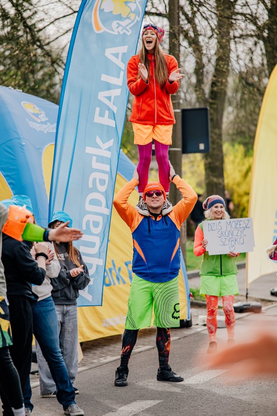 Łódź. Strefa kibica na DOZ Maraton Łódź 2026. Jak Łodzianie dopingowali biegaczy?
