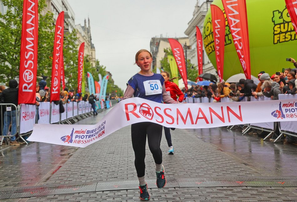Mini Bieg Ulicą Piotrkowską w Łodzi w deszczu. To nie zepsuło jednak imprezy