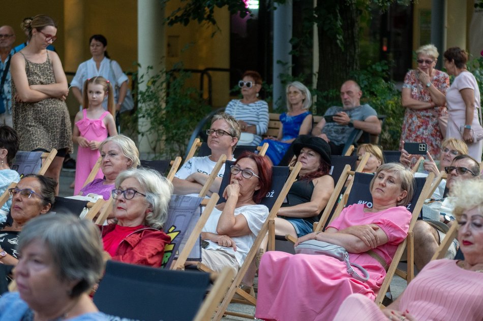 Łódź. Sobotnie Brzmienia na Piotrkowskiej w Łodzi. Klimatyczny początek wieczoru w Pasażu Róży