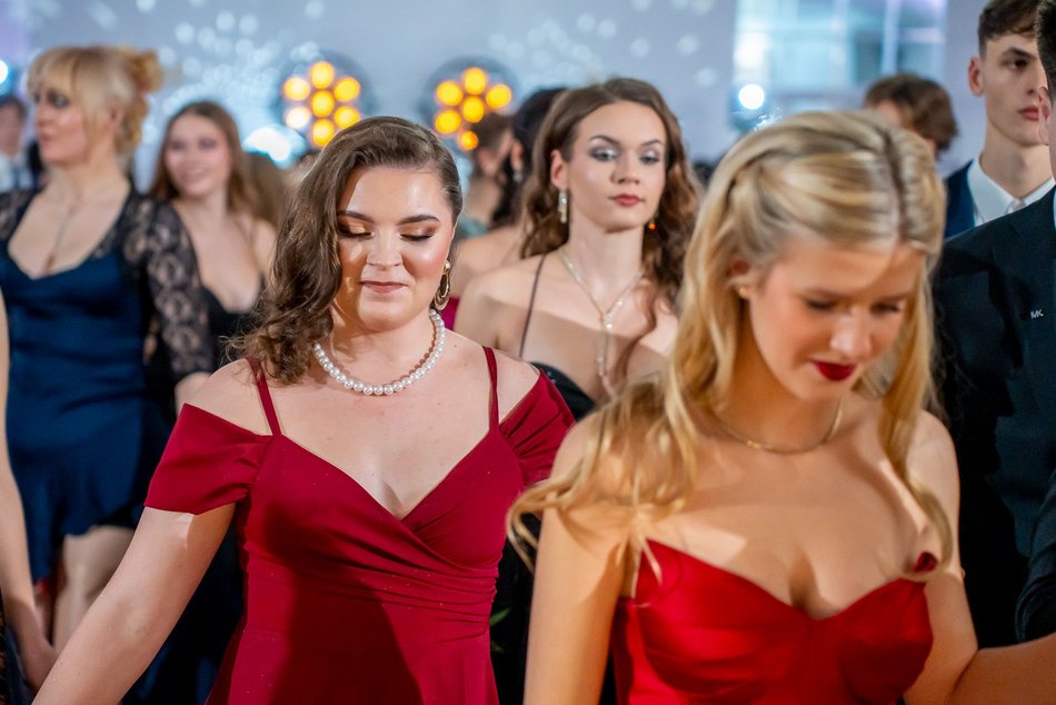 Łódź. Studniówka IV LO w Łodzi. Kreacje, które zapierały dech i radość na twarzach młodzieży