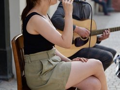 Łódź. Włókiennicza Unplugged w Łodzi. Duet „Two of As” zachwycił mieszkańców ulicy i przechodniów