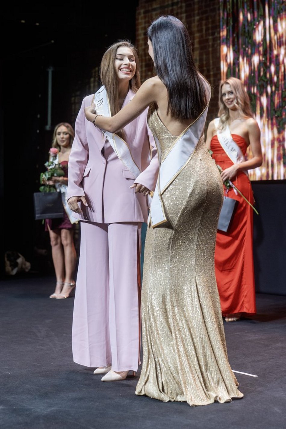 Przedstawienie finalistek Miss Polonia 2025 w Łodzi. Wzruszające pożegnanie Mai Klajdy