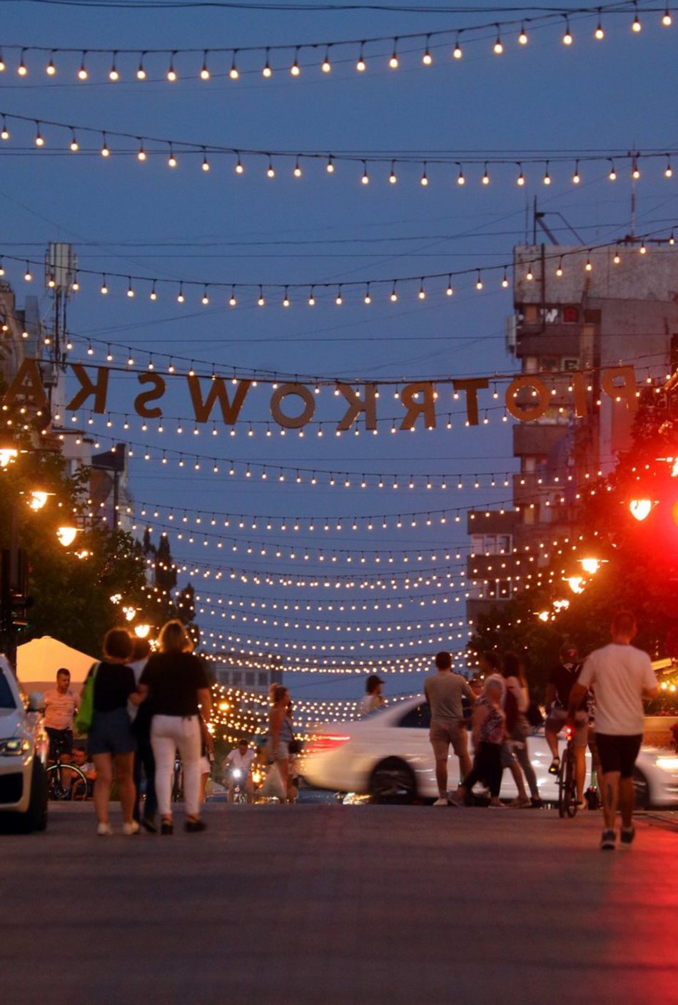 Tłumy na ulicy Piotrkowskiej w Łodzi