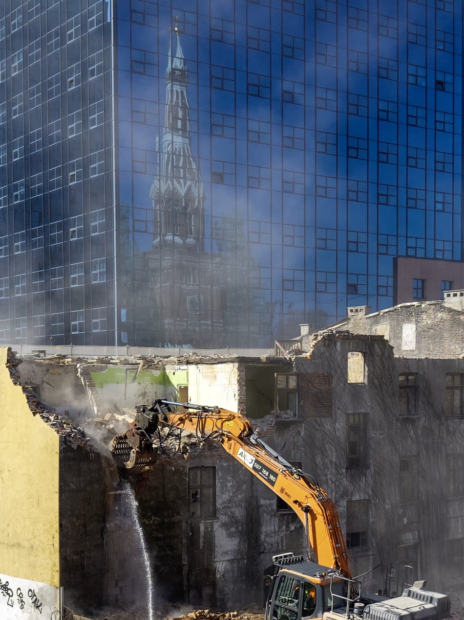 Łódź. Wyburzanie zrujnowanej kamienicy przy Sienkiewicza