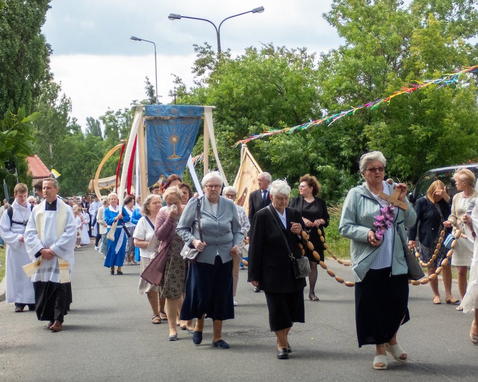 Łódź. Procesja Bożego Ciała na Widzewie w Łodzi. Wierni przeszli ulicami miasta