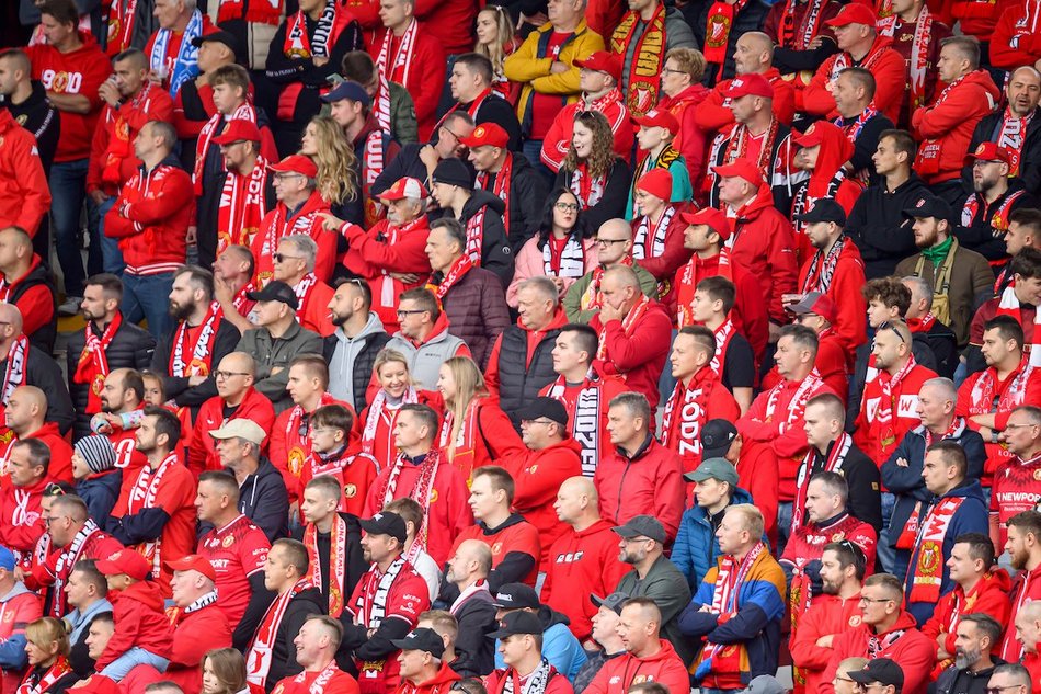 Łódź. Kibice na meczu Widzewa Łódź z Rakowem Częstochowa