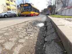 Dziury w nawierzchni - ulica Boya-Żeleńskiego