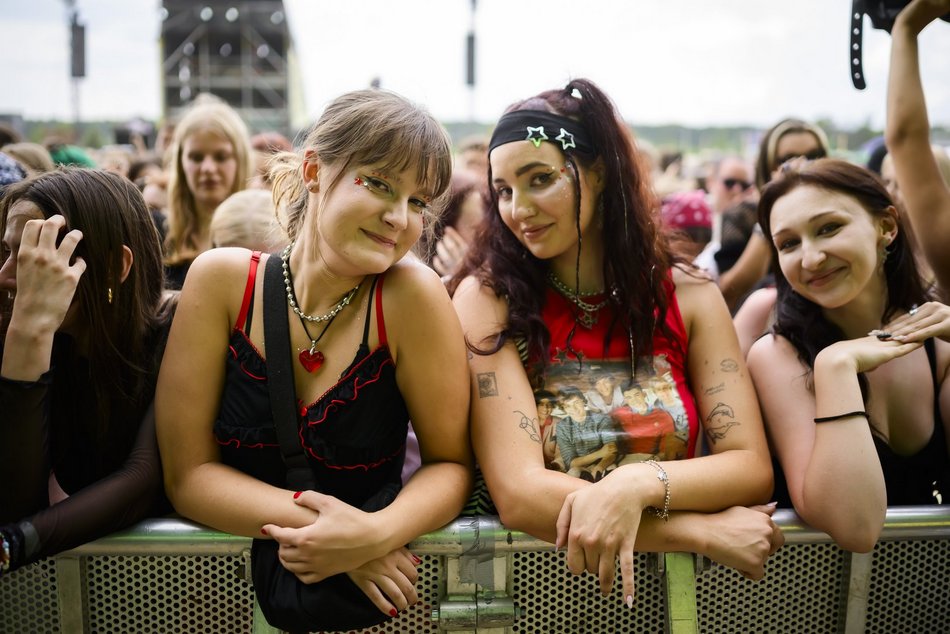 Tłumy fanek Louisa Tomlinsona przed wejściem na Łódź Summer Festival 2025