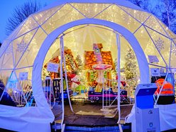 park pięknie oświetlony nocą