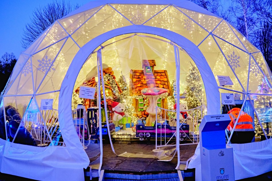 park pięknie oświetlony nocą