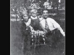 Łódź. Abramek Koplowicz z rodzicami na przedwojennym zdjęciu