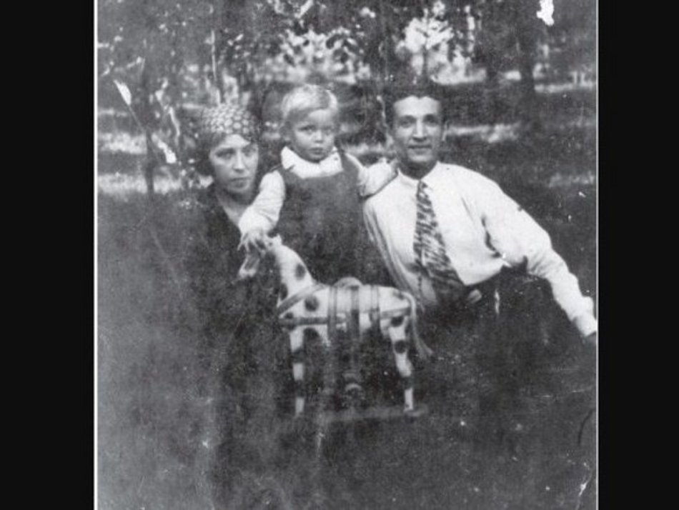 Łódź. Abramek Koplowicz z rodzicami na przedwojennym zdjęciu