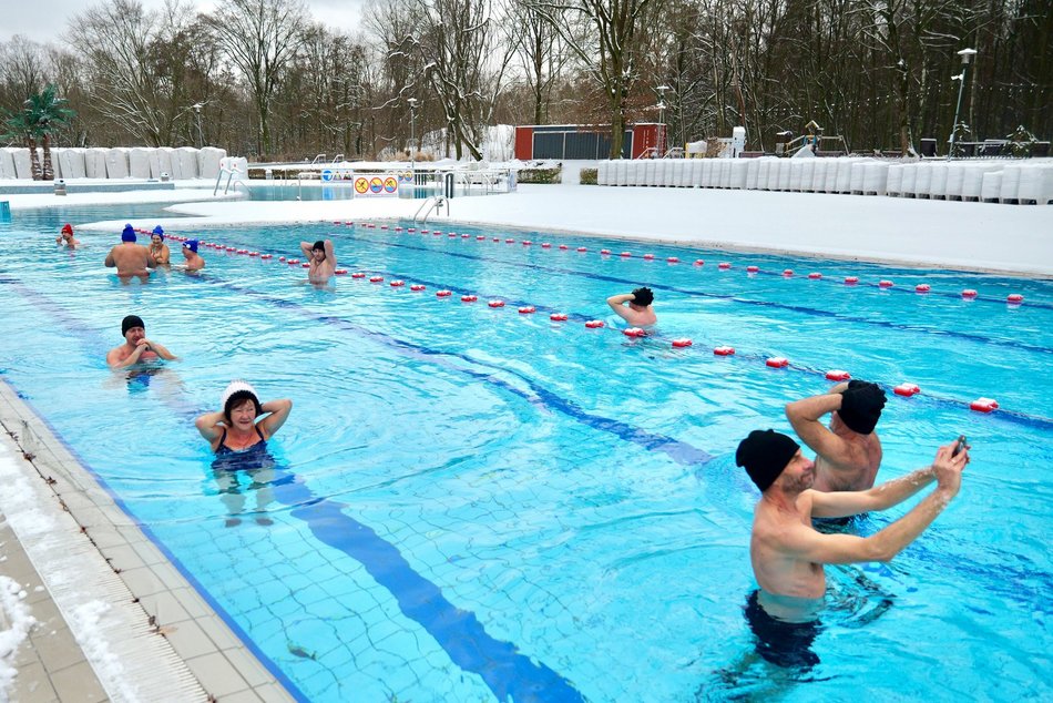 Łódź. Morsowanie w Aquaparku Fala